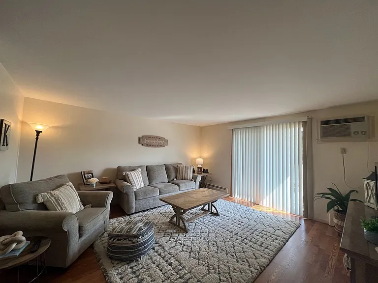 Lancer Court Apartments — Photo 2