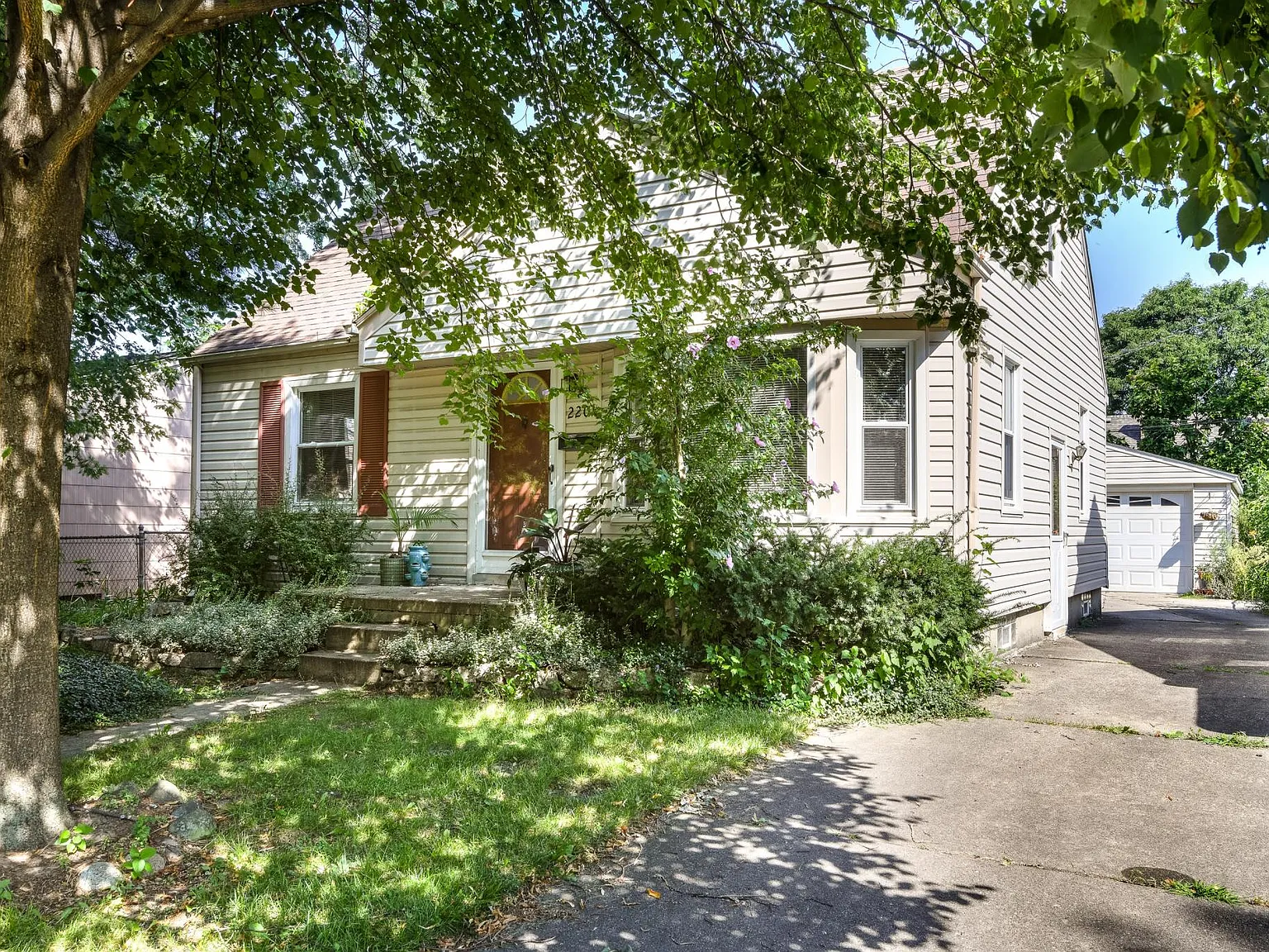 2201 Harwood Ave — Photo 2