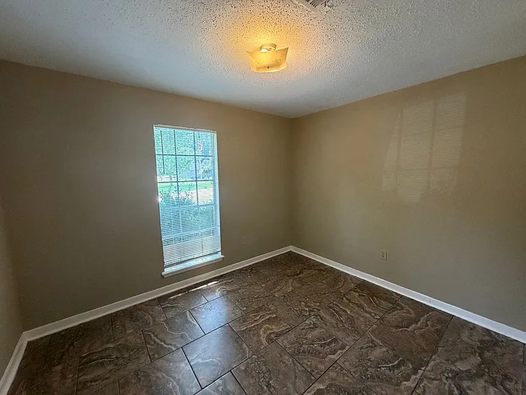 1695 Ravenwood Ln — Photo 8