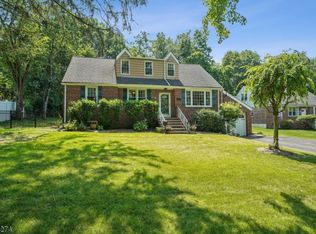 5 Clover Ln, Livingston, NJ 07039