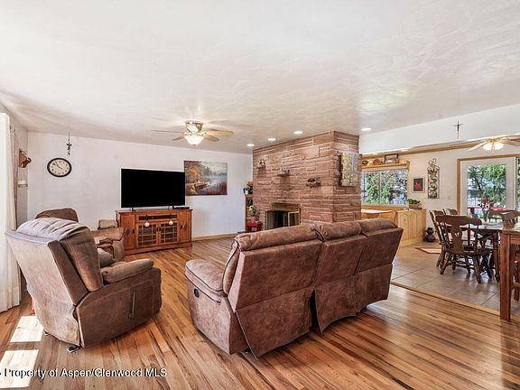 5th image of 590 Steele St