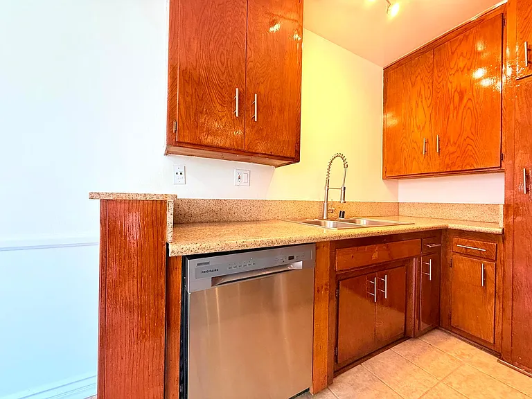 5618 Harold Way — Photo 11