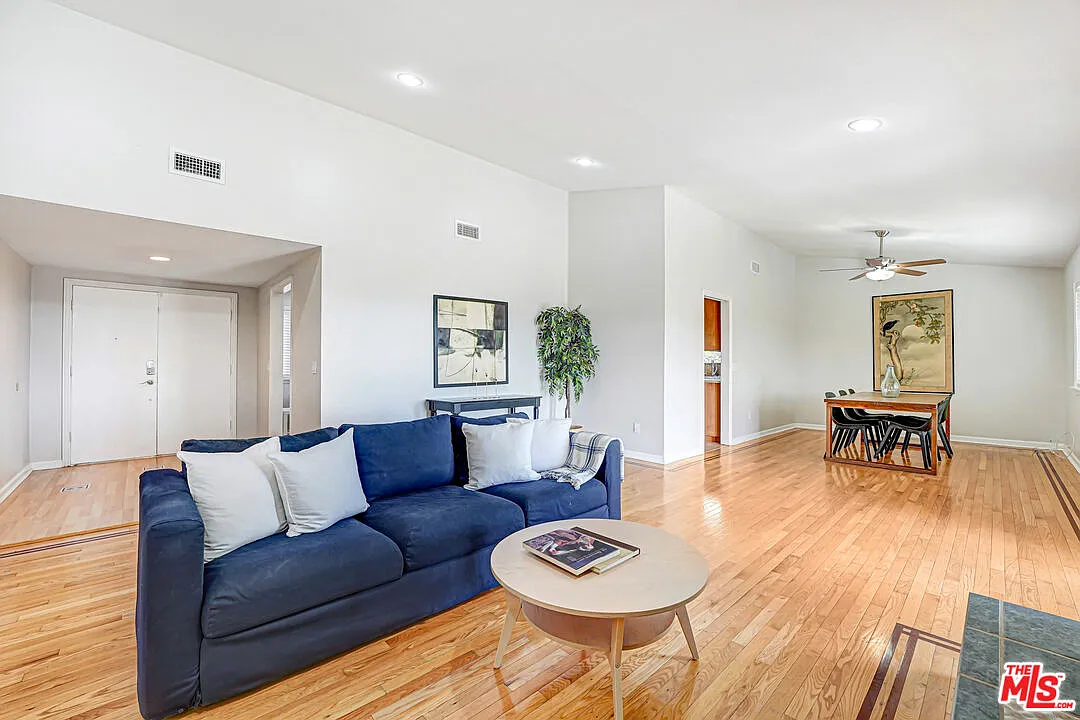 4 bed, 2.5 bath, 2293 sqft, $9,050 — Photo 3