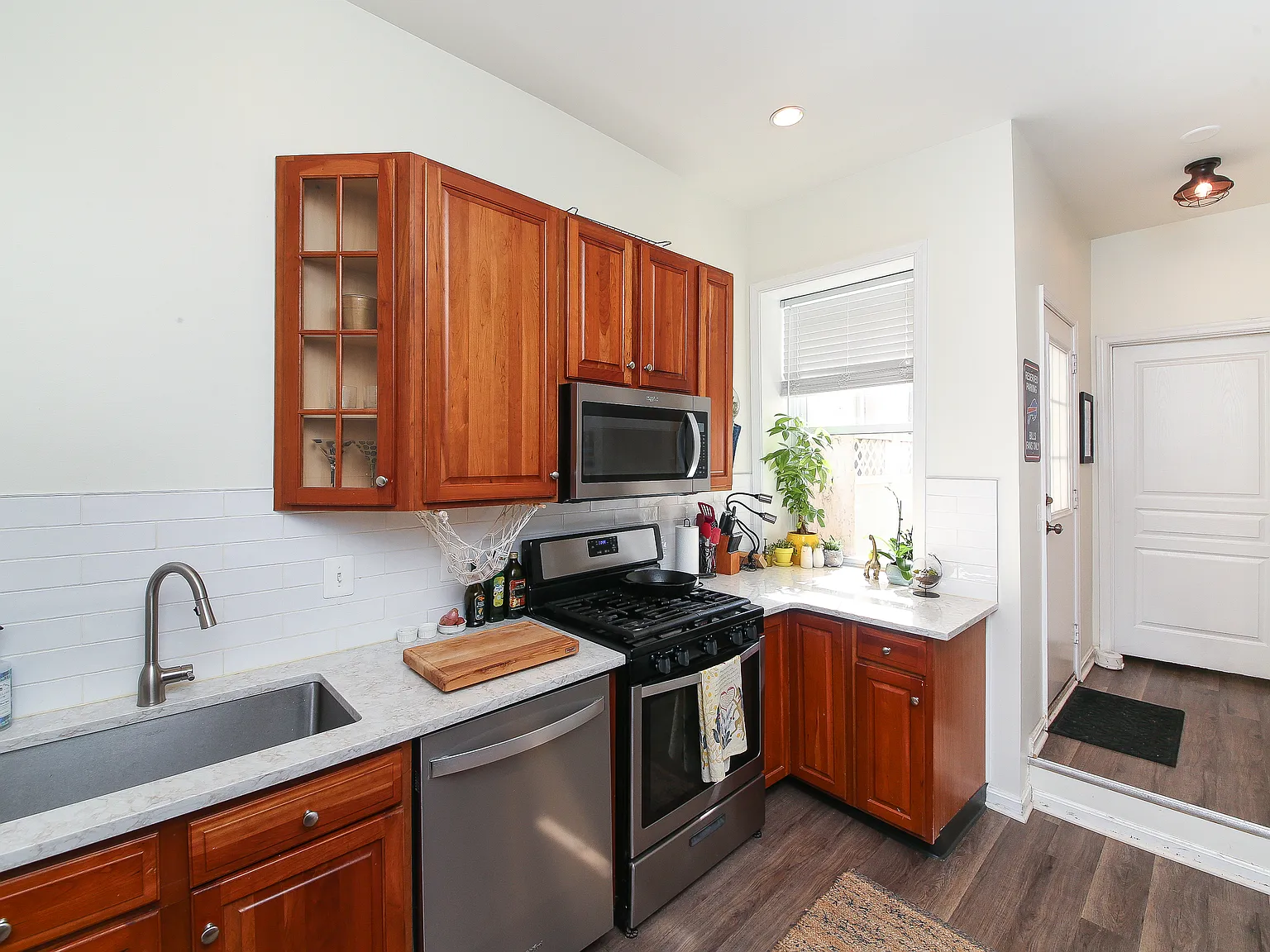1 bed, 890 sqft, $3,695 — Photo 3