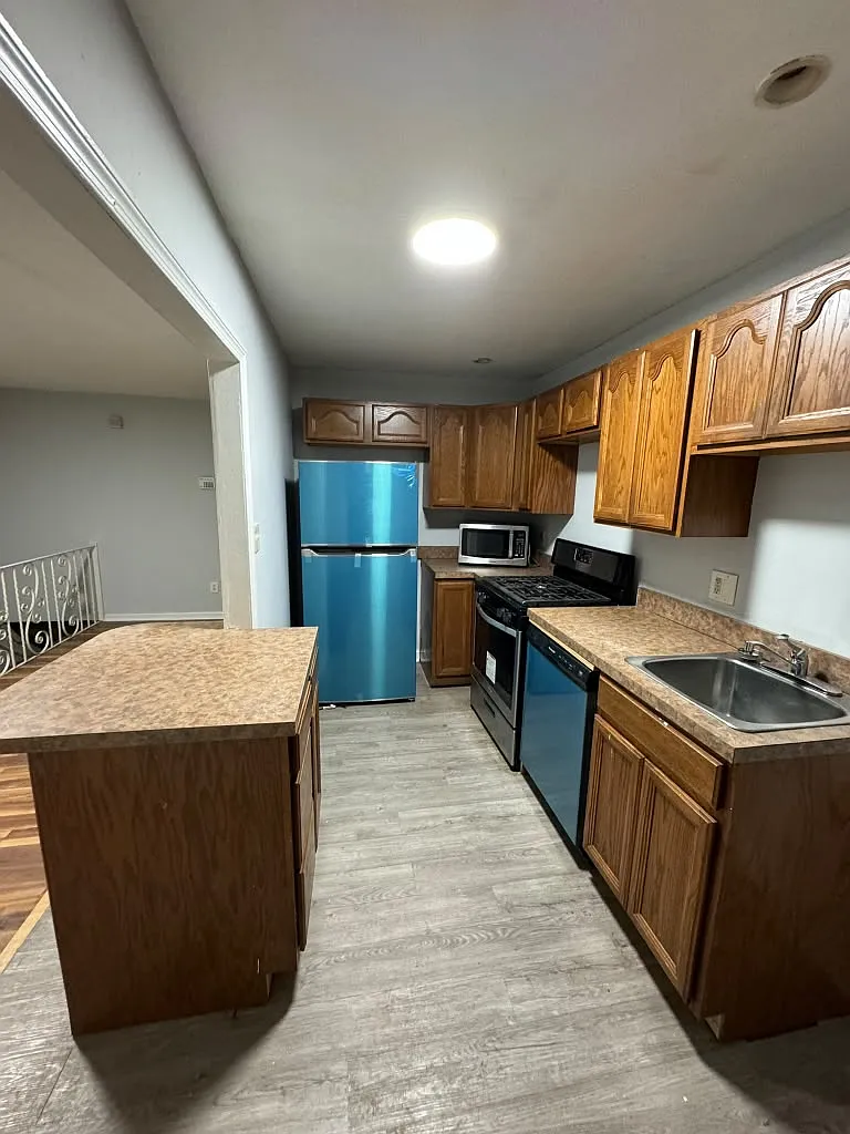 3 bed, $1,850 — Photo 2
