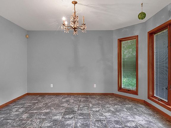 5th image of 29 Lands End Ct