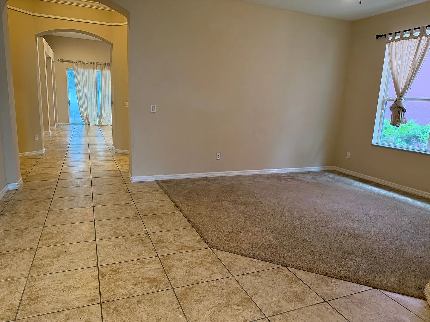 4 beds 2 baths single family house — Photo 3