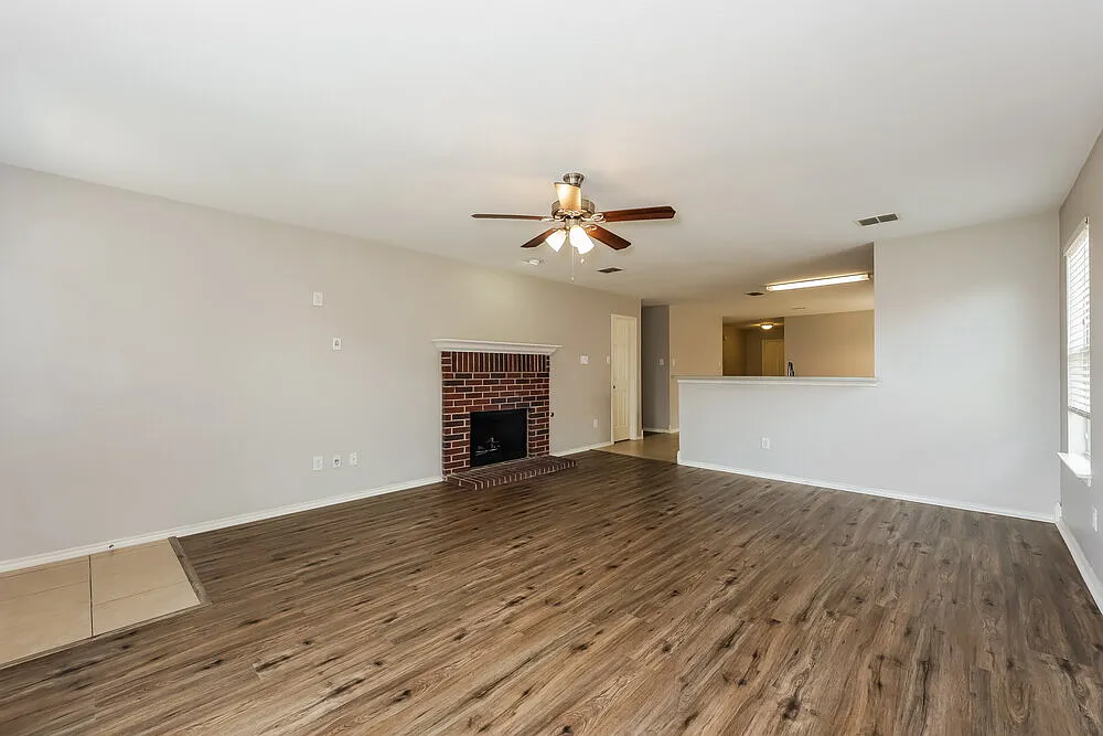 3 bed, 2.0 bath, 1810 sqft, $1,805 — Photo 4