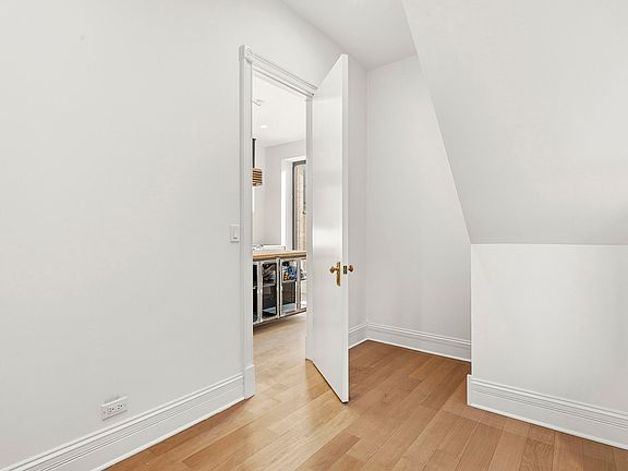 5th image of 1414 N Maplewood Ave #1