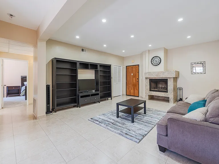 7211 Cozycroft Ave #1-23 — Photo 3
