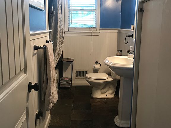 Hallway full bath