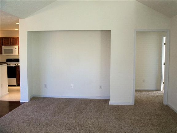 5th image of 243 Broadleaf Cir