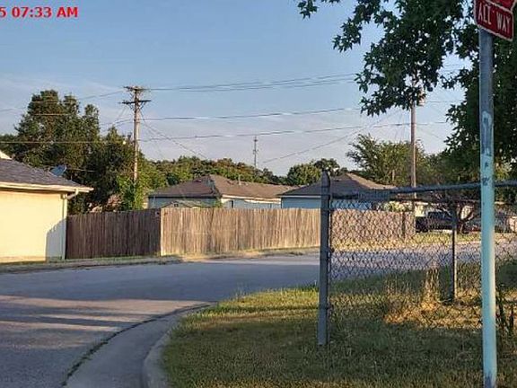 Exterior Neighborhood (street photo)