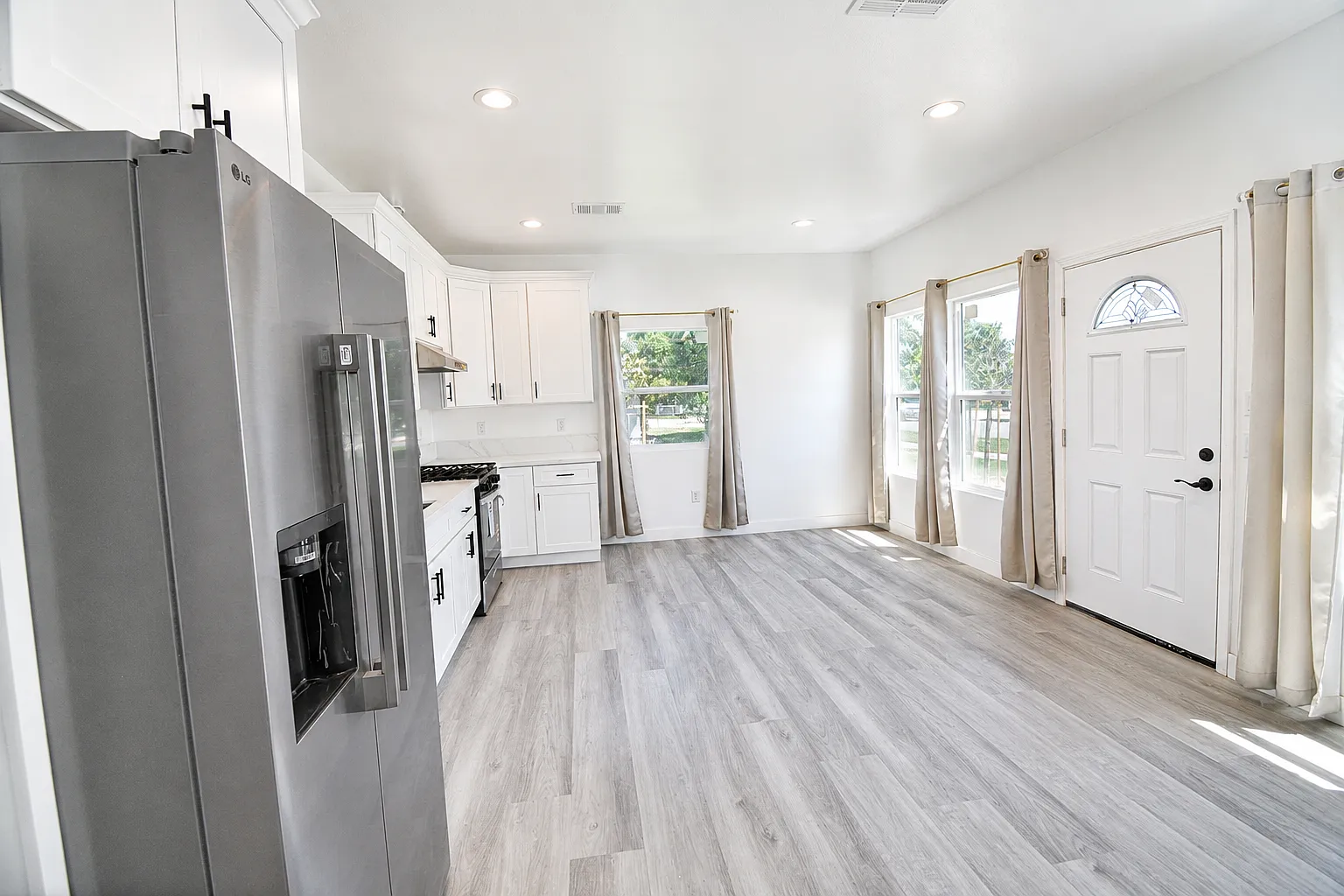 3 bed, 1000 sqft, $3,300 — Photo 3