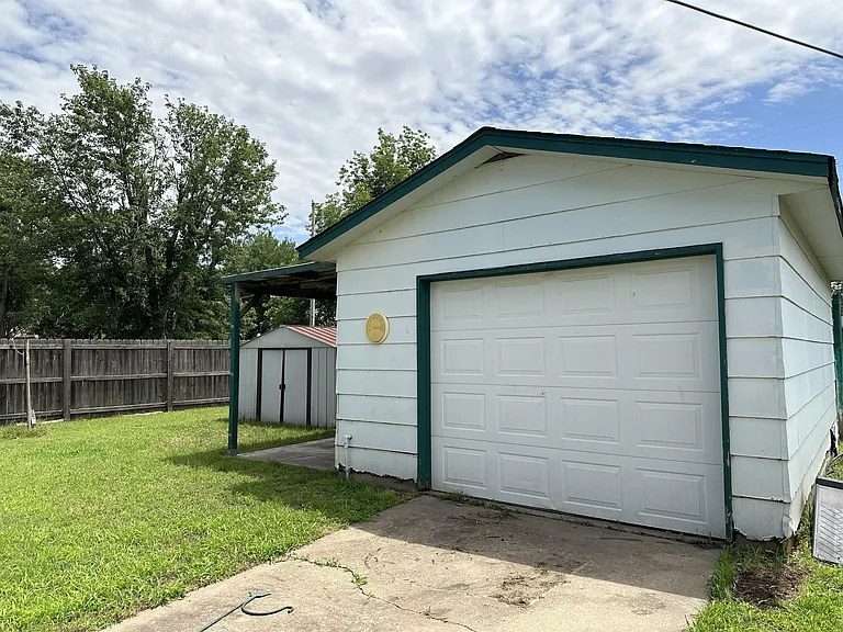 811 W Rush Ave — Photo 16