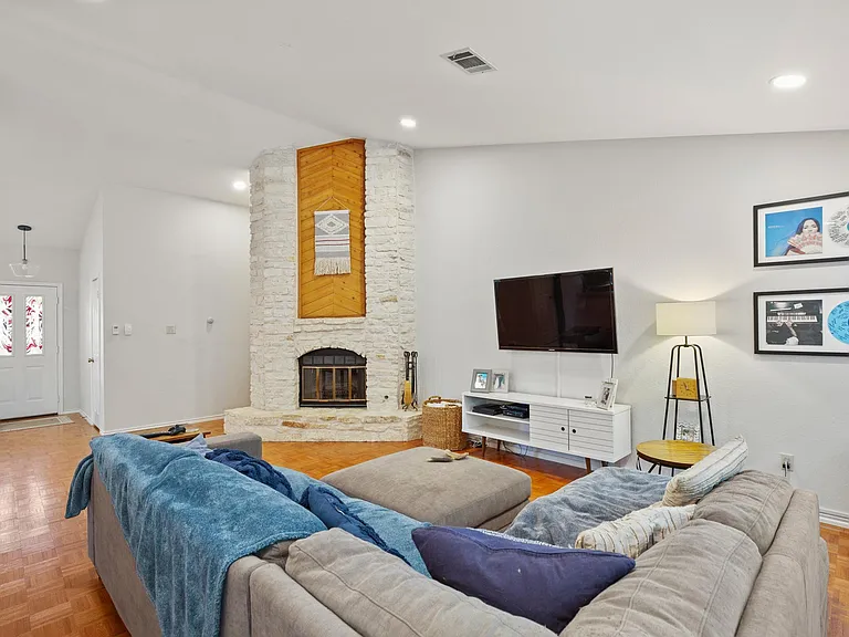 1709 Kimmerling Ln — Photo 2