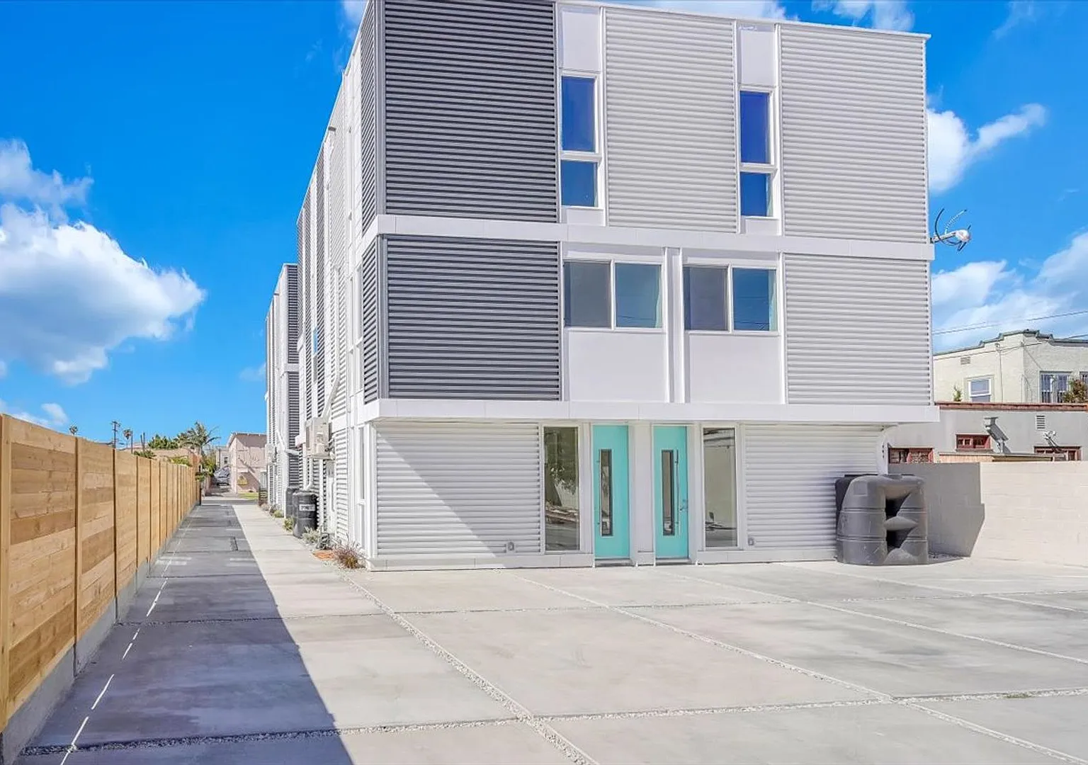 Saturn Street — Photo 2