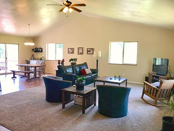 3rd image of 18360 Violet Ln