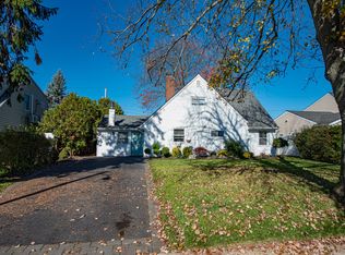 37 Winter Ln, Hicksville, NY