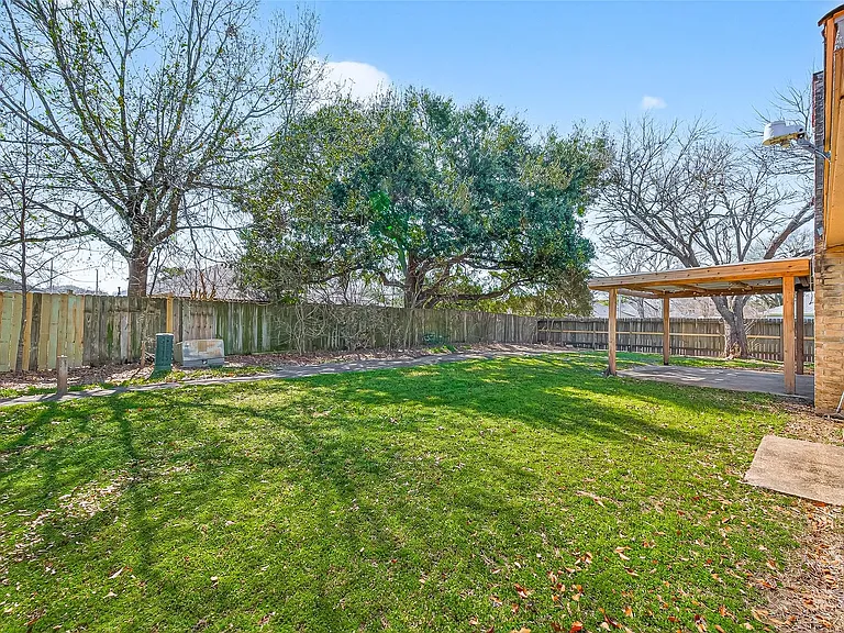 927 Comstock Springs Dr — Photo 2