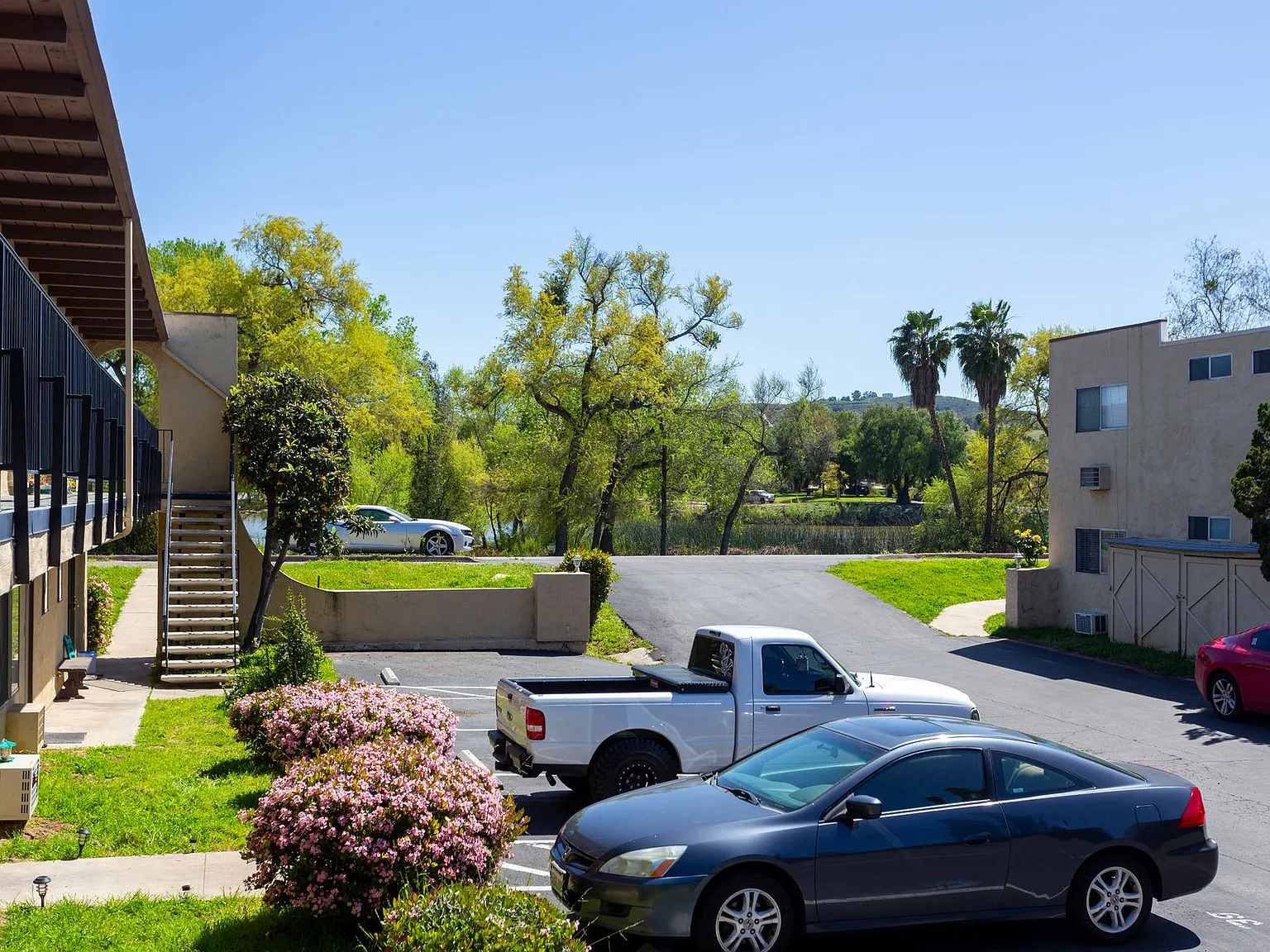 Lakeshore Villa Apartments — Photo 1