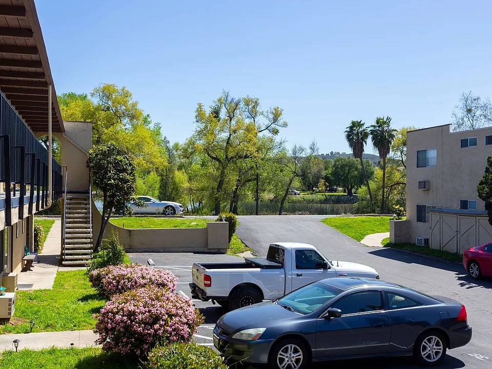 Lakeshore Villa Apartments