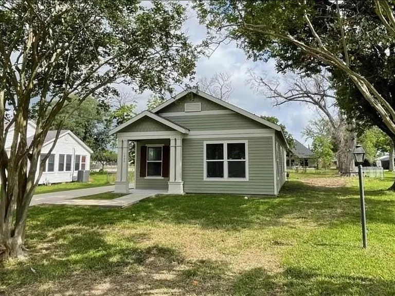 1426 Johnson Ave — Photo 1