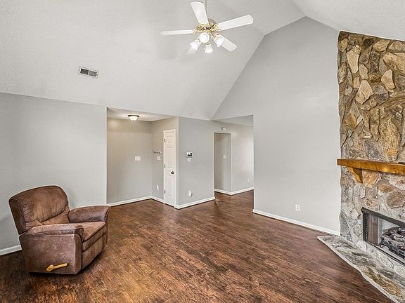 5th image of 301 E Myles Ln