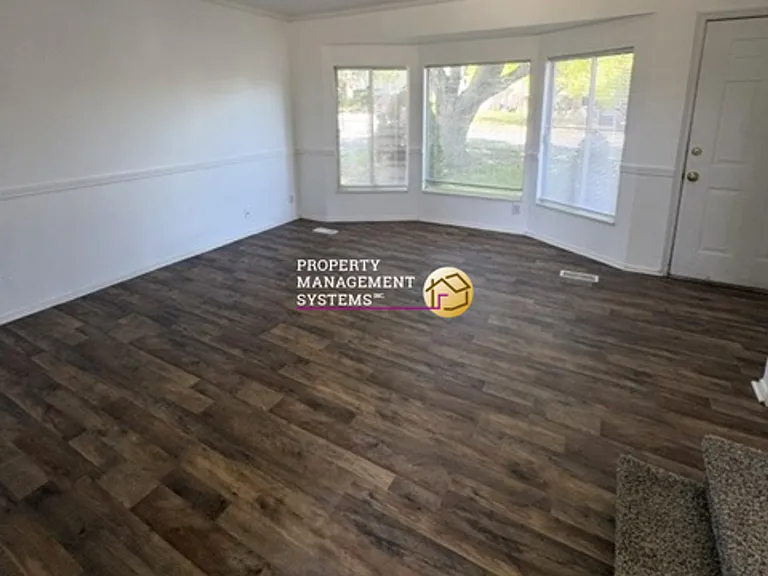 5117 W Loomis Ln — Photo 4