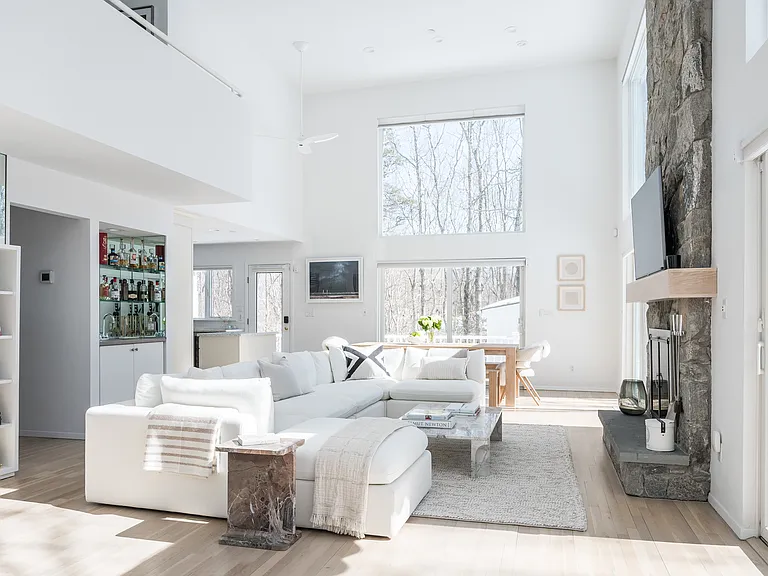 17 Lyme Ln — Photo 2