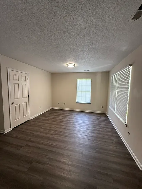 3 bed, 1100 sqft, $1,300 — Photo 2