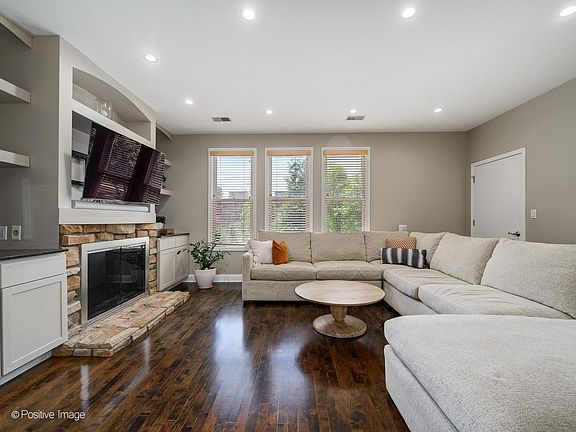 4th image of 1023 N Kingsbury St