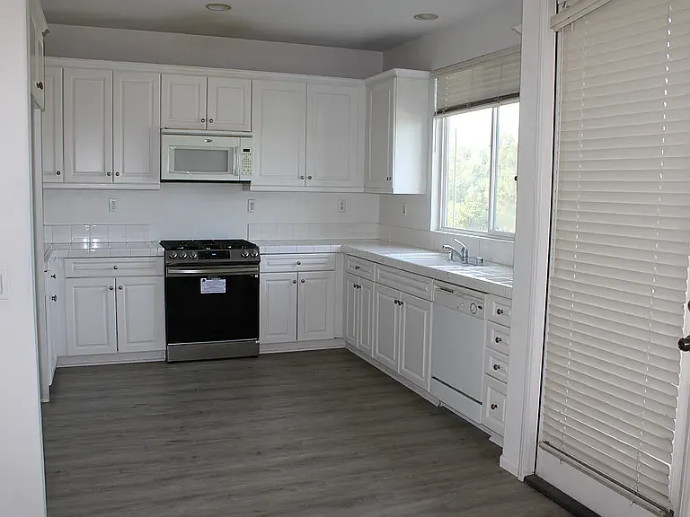 3 bed, 2.5 bath, 2060 sqft, $4,200 — Photo 3