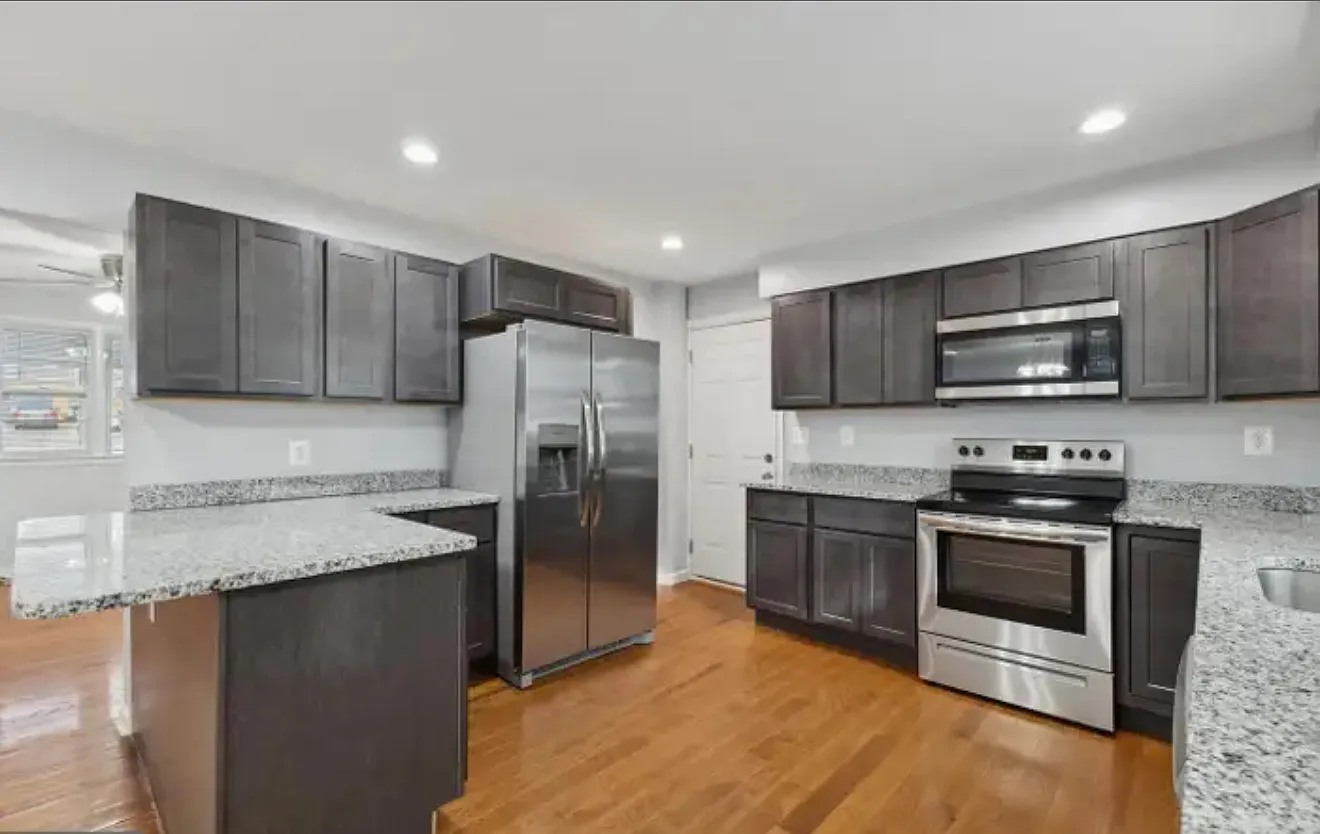 7 bed, 3514 sqft, $1,100 — Photo 1