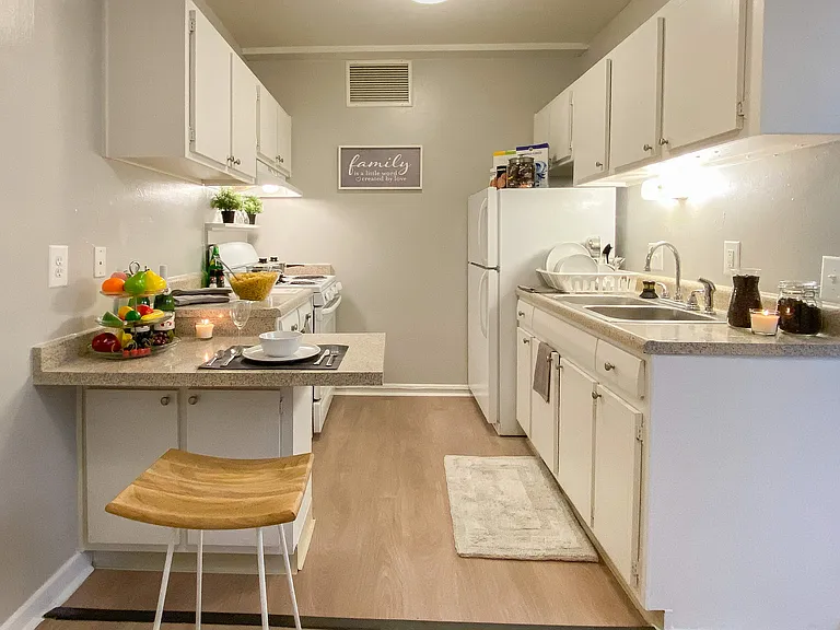 Park East - Park Knowles Apartments — Photo 7