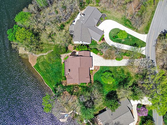 4th image of 150 Lakewood Dr