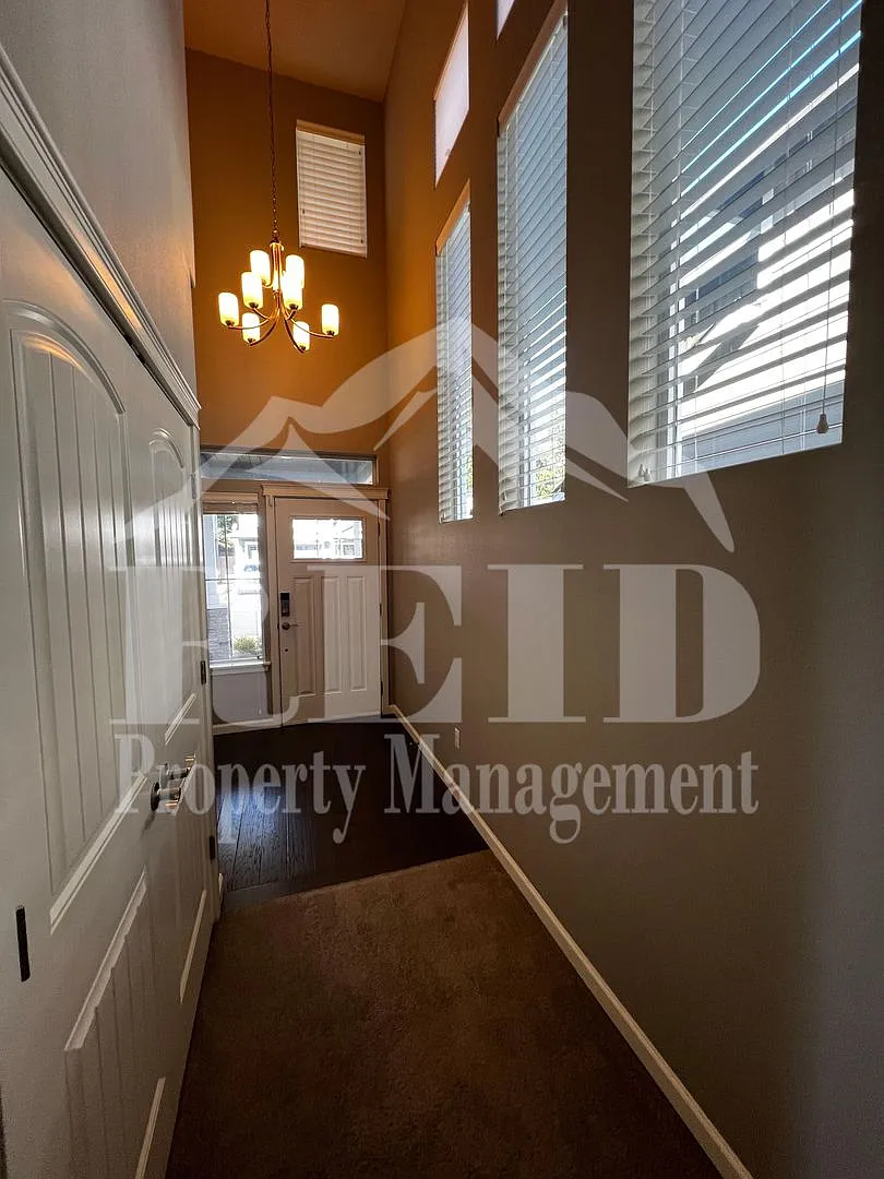 Beautifully Maintained 3-Bedroom, 2.5-Bathroom Home! — Photo 4
