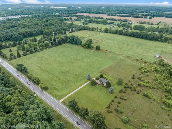 2128 S Hickory Ridge Rd, Milford, MI 48380