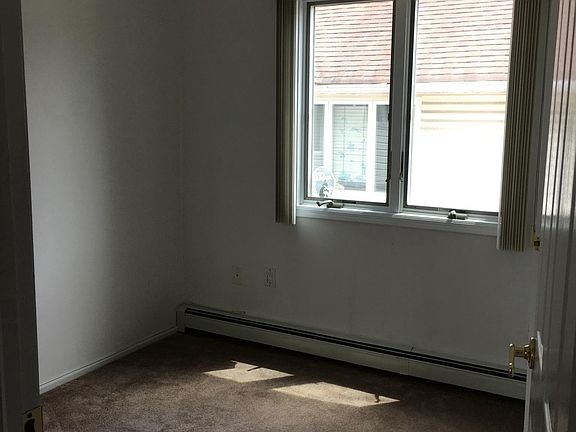 Small 2nd Bedroom/2 closets