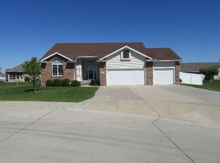 415 Teakwood Cir, Grand Island, NE 68803