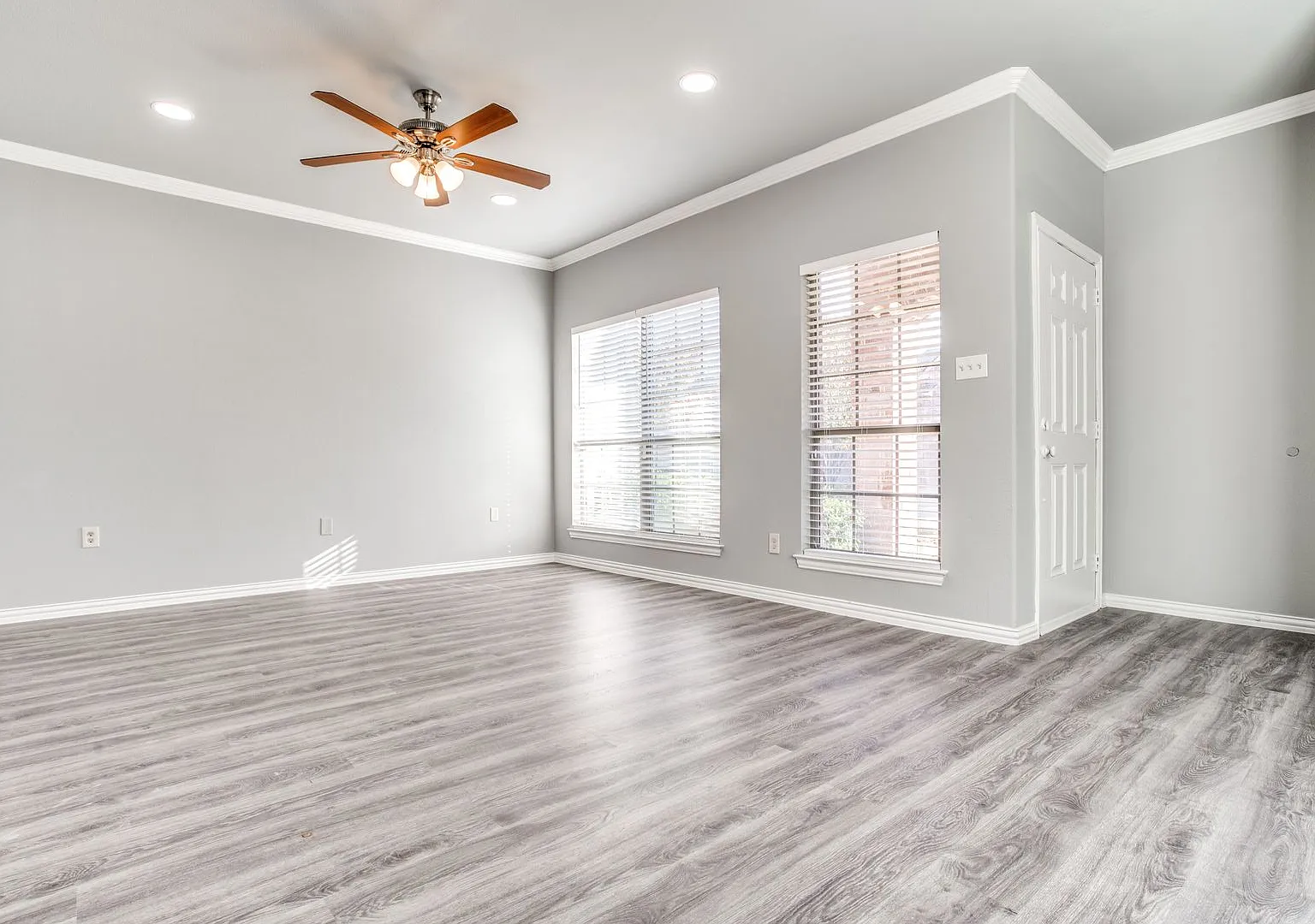 Luxurious Townhome With All The Upgrades! — Photo 3