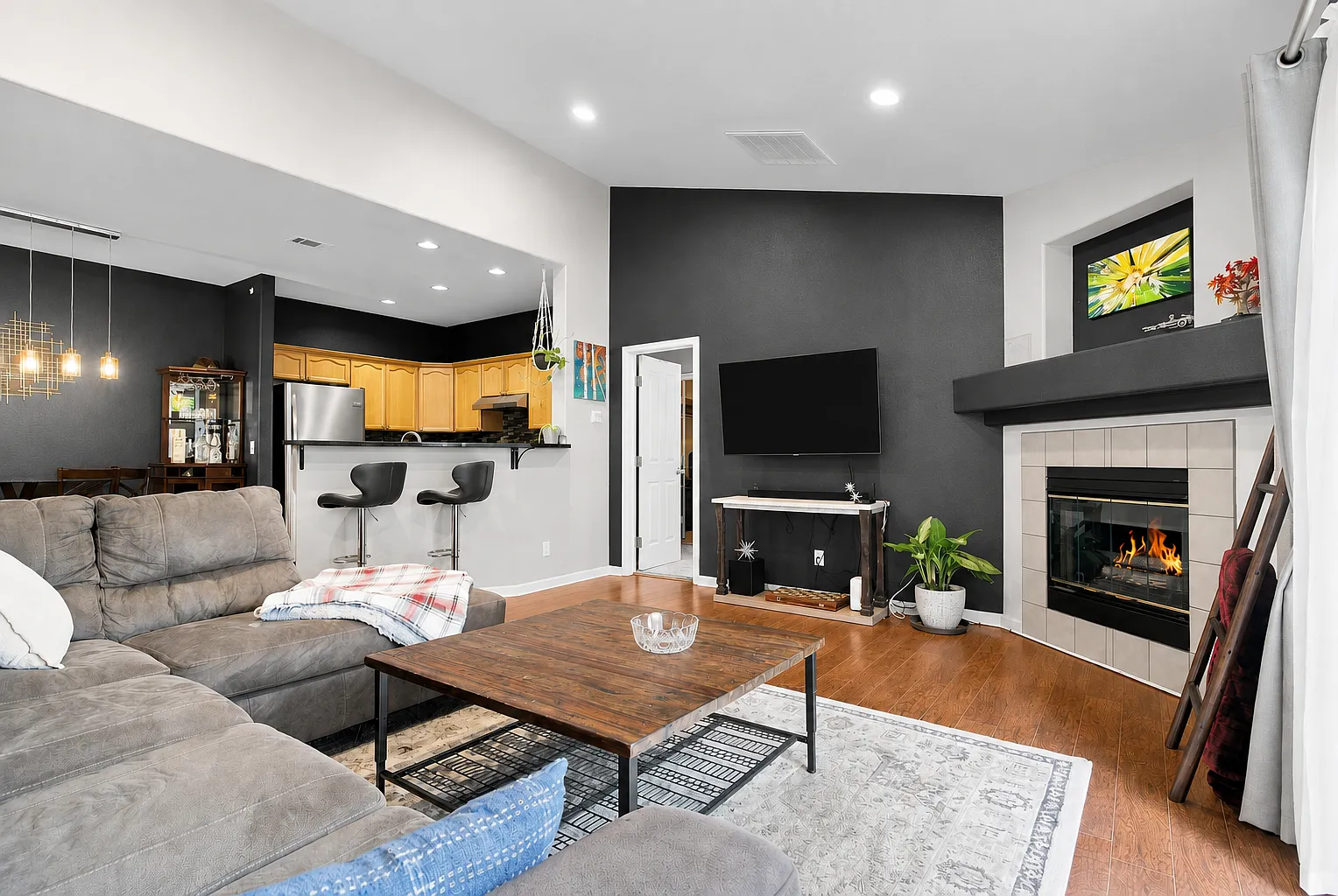 2 bed, 1108 sqft, $3,000 — Photo 1