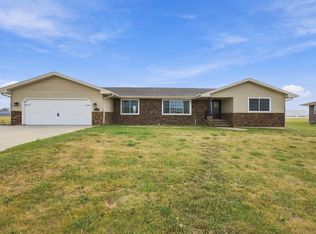 213 5th St NW, Gwinner, ND 58040