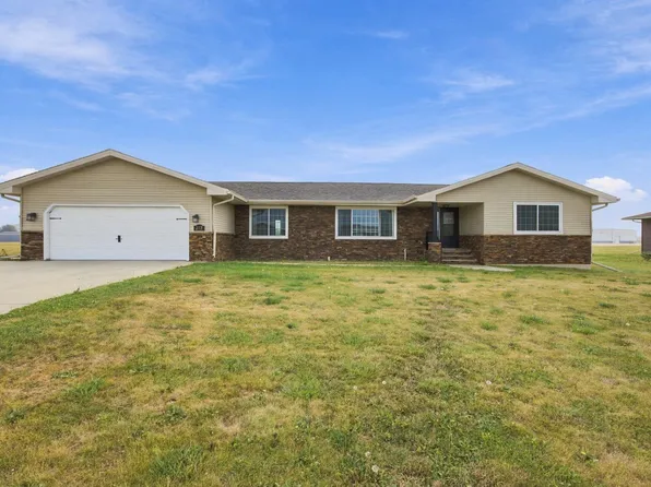 213 5th St NW, Gwinner, ND 58040