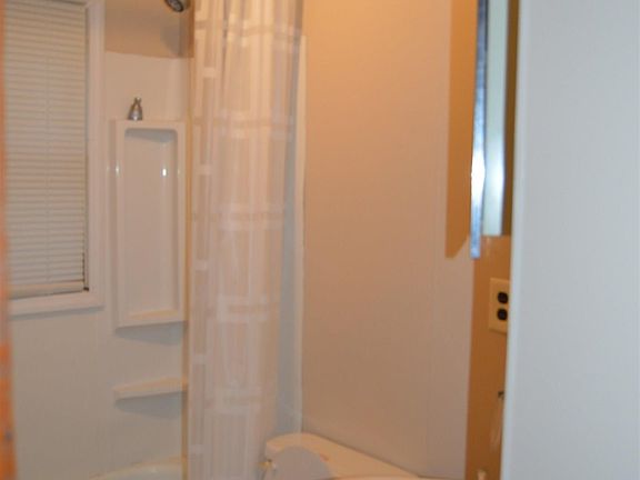 5th image of 406 N Powell St
