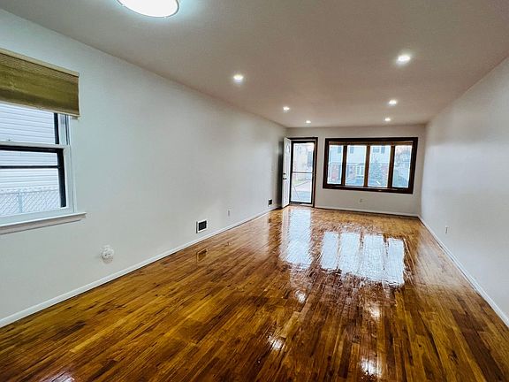 3rd image of 291 Fairbanks Ave