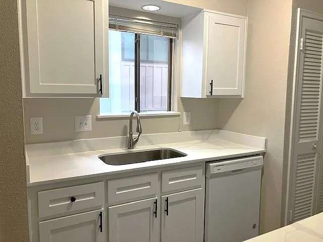 2 bed, 2.0 bath, 964 sqft, $1,345 — Photo 3