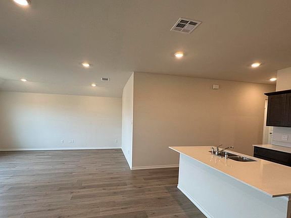 3rd image of 411 Dry Creek Ln