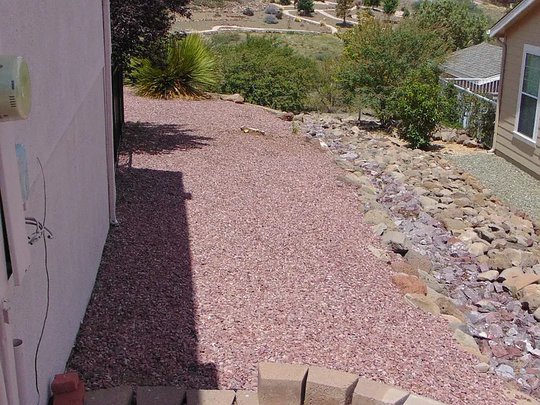 1065 Longview Dr — Photo 3