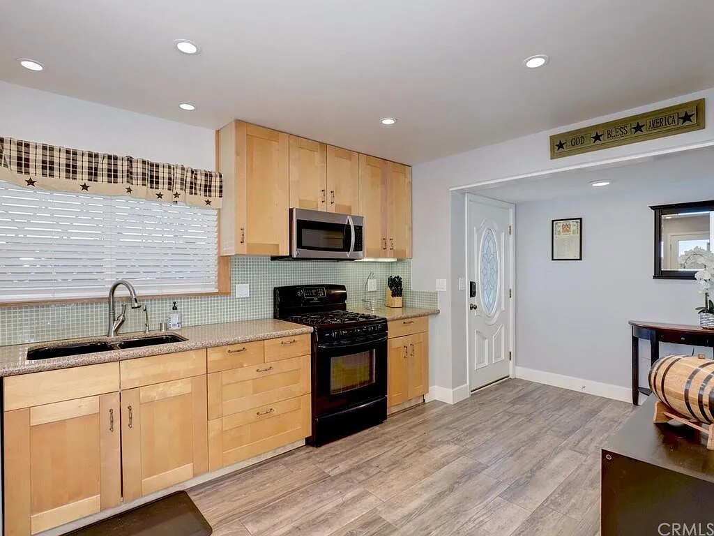 4 bed, 1291 sqft, $4,700 — Photo 3